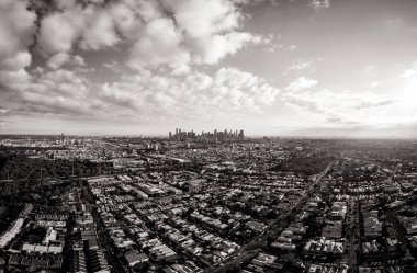 Avustralya, Victoria 'daki Clifton Hill' den serin bir kış gününde Melbourne 'un gökyüzü manzarası