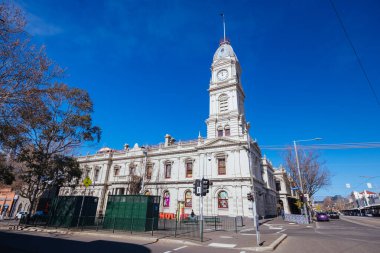 MELBOURNE, AUSTRALYA - 18 AĞUSTRALİSTOS 2024: Kuzey Melbourne Belediye Binası mimarisi Kuzey Melbourne, Victoria, Avustralya 'da sıcak bir kış gününde