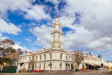MELBOURNE, AUSTRALYA - 18 AĞUSTRALİSTOS 2024: Kuzey Melbourne Belediye Binası mimarisi Kuzey Melbourne, Victoria, Avustralya 'da sıcak bir kış gününde