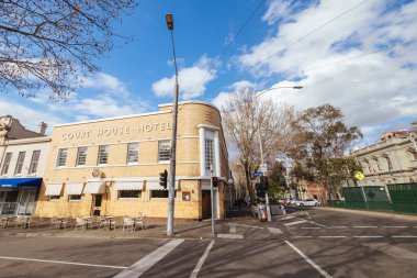 MELBOURNE, AUSTRALIA - 18 Ağustos 2024: Court House Hotel ve Errol Caddesi çevresindeki genel bina mimarisi, Kuzey Melbourne, Victoria, Avustralya 'da sıcak bir kış günü