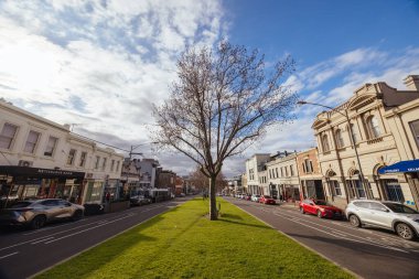 MELBOURNE, AUSTRALYA - 18 Ağustos 2024: Kuzey Melbourne, Victoria, Avustralya 'da sıcak bir kış gününde Errol Caddesi etrafındaki genel yapı