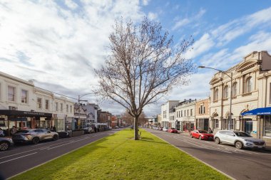 MELBOURNE, AUSTRALYA - 18 Ağustos 2024: Kuzey Melbourne, Victoria, Avustralya 'da sıcak bir kış gününde Errol Caddesi etrafındaki genel yapı