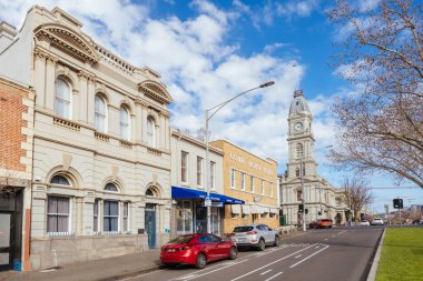 MELBOURNE, AUSTRALYA - 18 Ağustos 2024: Kuzey Melbourne, Victoria, Avustralya 'da sıcak bir kış gününde Errol Caddesi etrafındaki genel yapı