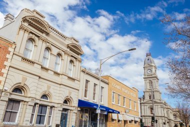 MELBOURNE, AUSTRALYA - 18 Ağustos 2024: Kuzey Melbourne, Victoria, Avustralya 'da sıcak bir kış gününde Errol Caddesi etrafındaki genel yapı