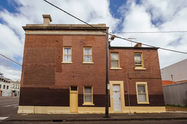 stock image MELBOURNE, AUSTRALIA - AUGUST 18, 2024: General building architecture around Errol St on a warm winters day in North Melbourne, Victoria, Australia