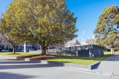 MELBOURNE, AUSTRALYA - 1 Ağustos 2024: Melbourne Müzesi ve Carlton Bahçeleri Melbourne Avustralya 'da açık bir kış gününde