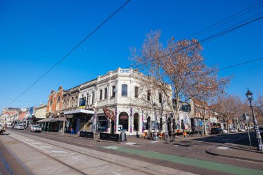 MELBOURNE, AUSTRALIA - 01 Ağustos 2024 Brunswick St ve Fitz Cafe 'nin ünlü ve popüler alışveriş caddesi Fitzroy, Victoria, Avustralya' da sıcak bir kış gününde