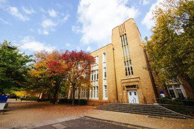 MELBOURNE, AUSTRALIA - MAYIS 05, 2024 - Melbourne, Victoria, Avustralya 'daki Melbourne Üniversitesi Parkville kampüsünde sonbahar sırasında Kimya Binası ve mimari ayrıntılar