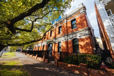 MELBOURNE, AUSTRALYA - MAYIS 05, 2024 - Melbourne, Victoria, Avustralya 'daki Melbourne Üniversitesi Parkville Kampüsü yakınlarındaki Swanston Caddesi mimarisi