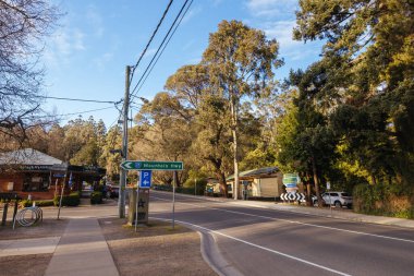 SASSAFRAS, AUSTRALYA - 15 Ağustos 2024: Dandenong Sıradağları 'ndaki Sassafras adlı ilginç turistik kasaba Victoria, Avustralya' da sakin bir kış öğleden sonrasında