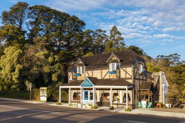 SASSAFRAS, AUSTRALYA - 15 Ağustos 2024: Dandenong Sıradağları 'ndaki Sassafras adlı ilginç turistik kasaba Victoria, Avustralya' da sakin bir kış öğleden sonrasında