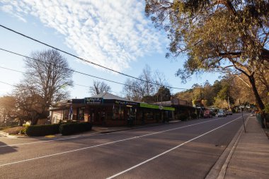 SASSAFRAS, AUSTRALYA - 15 Ağustos 2024: Dandenong Sıradağları 'ndaki Sassafras adlı ilginç turistik kasaba Victoria, Avustralya' da sakin bir kış öğleden sonrasında