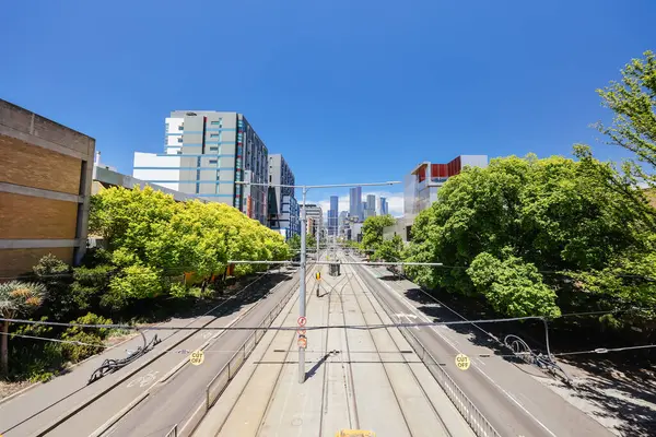 stock image MELBOURNE, AUSTRALIA - NOVEMBER 19, 2023 - The corner of Swanston St and Elgin St at Melbourne University Parkville campus in Melbourne, Victoria, Australia