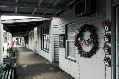 TRENTHAM, AUSTRALYA - 28 Temmuz 2024: Victoria, Avustralya 'da serin bir kış gününde Trentham' ın ana caddesi ve klasik mimarisi