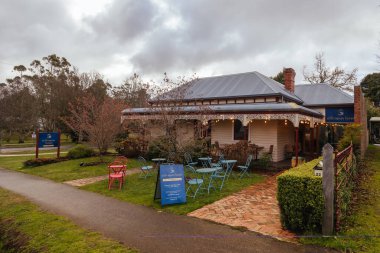 TRENTHAM, AUSTRALYA - 28 Temmuz 2024: Victoria, Avustralya 'da serin bir kış gününde Trentham' ın ana caddesi ve klasik mimarisi