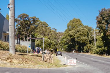 BLACKWOOD, AUSTRALYA - 09 Mart 2024: Blackwood itfaiyesi ve Victoria, Avustralya 'da sıcak bir yaz gününde yangın yasağı tabelası