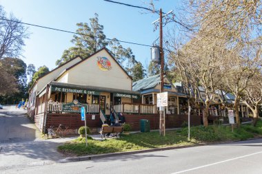 OLINDA, AUSTRALIA - SEPTEMBER 02 2023: Dandenong Sıradağları 'ndaki tuhaf turistik kasaba Olinda, Avustralya' nın Victoria kentinde sakin bir kış öğleden sonrasında