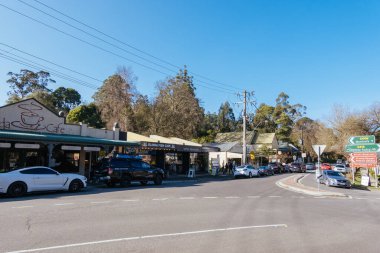 OLINDA, AUSTRALIA - SEPTEMBER 02 2023: Dandenong Sıradağları 'ndaki tuhaf turistik kasaba Olinda, Avustralya' nın Victoria kentinde sakin bir kış öğleden sonrasında