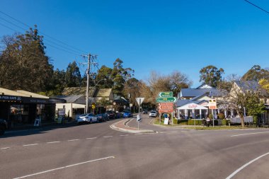 OLINDA, AUSTRALIA - SEPTEMBER 02 2023: Dandenong Sıradağları 'ndaki tuhaf turistik kasaba Olinda, Avustralya' nın Victoria kentinde sakin bir kış öğleden sonrasında