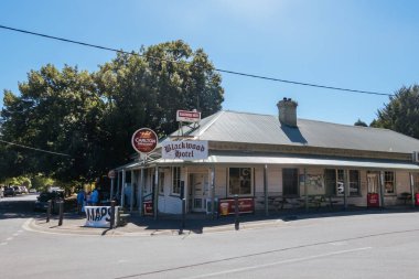 BLACKWOOD, AUSTRALYA - 09 Mart 2024: Victoria, Avustralya 'da sıcak bir yaz gününde Blackwood' un ana caddesi ve klasik mimarisi