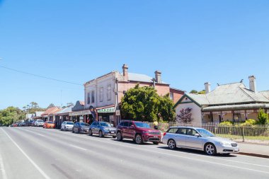 TRENTHAM, AUSTRALYA - Şubat 02, 2024: Victoria, Avustralya 'da serin bir yaz gününde Trentham' ın ana caddesi ve klasik mimarisi
