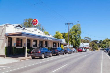 TRENTHAM, AUSTRALYA - Şubat 02, 2024: Victoria, Avustralya 'da serin bir yaz gününde Trentham' ın ana caddesi ve klasik mimarisi