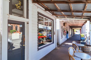 TRENTHAM, AUSTRALYA - Şubat 02, 2024: Victoria, Avustralya 'da serin bir yaz gününde Trentham' ın ana caddesi ve klasik mimarisi