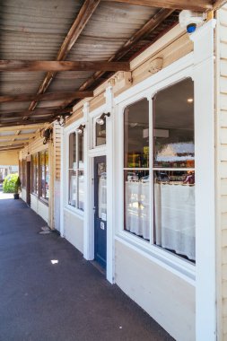 TRENTHAM, AUSTRALYA - Şubat 02, 2024: Victoria, Avustralya 'da serin bir yaz gününde Trentham' ın ana caddesi ve klasik mimarisi