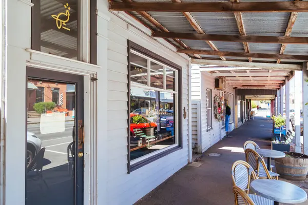 stock image TRENTHAM, AUSTRALIA - FEBRUARY 02, 2024: The main street and classic architecture of Trentham on a cool summers day in Victoria, Australia