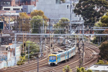 MELBOURNE, AUSTRALIA - 10 Haziran 2022: Avustralya 'nın Cremorne kentindeki yüksek bir binadan Richmond ile Güney Yarra arasındaki Melbourne metro treni manzarası