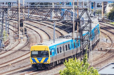 MELBOURNE, AUSTRALYA - 31 Ekim 2023: Avustralya 'nın Cremorne kentindeki yüksek bir binadan Richmond ile Güney Yarra arasındaki Melbourne metro treninin görüntüsü