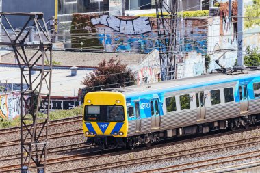 MELBOURNE, AUSTRALYA - 31 Ekim 2023: Avustralya 'nın Cremorne kentindeki yüksek bir binadan Richmond ile Güney Yarra arasındaki Melbourne metro treninin görüntüsü