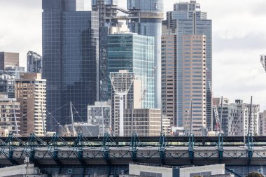 MELBOURNE, AUSTRALIA - 10 Haziran 2022: Avustralya 'da Cremorne' da yüksek bir binadan Melbourne Cricket Ground ve Melbourne 'a doğru gökyüzüne bak