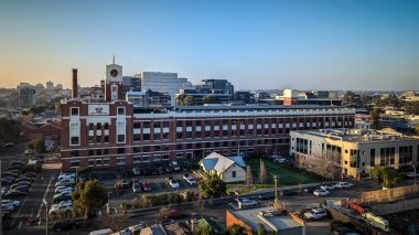 MELBOURNE, AUSTRALYA - 31 Temmuz 2024: Avustralya 'daki Cremorne' da kış günbatımında yüksek bir binadan Bryant ve May Factory 'ye doğru görüş