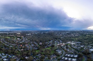 Macleod, Melbourne, Avustralya 'daki Springthorpe arazisinde kış fırtınası ve hava manzarası