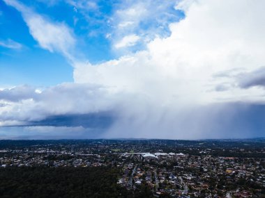 Macleod, Melbourne, Avustralya 'daki Springthorpe arazisinde kış fırtınası ve hava manzarası