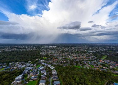 Macleod, Melbourne, Avustralya 'daki Springthorpe arazisinde kış fırtınası ve hava manzarası