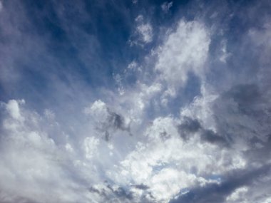 Macleod, Melbourne, Avustralya 'daki Springthorpe arazisinde kış fırtınası ve hava manzarası