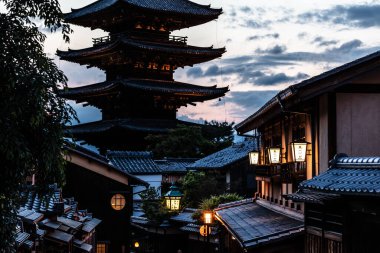 Kyoto, Japonya Higashiyama bölgesinde sannen zaka Street aşağı ünlü görünümü