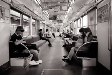 Kyoto, Japonya - 13 Mayıs 2019: Kyoto, Japonya 'daki Sanjo Tren İstasyonu yakınlarındaki bir trende insanlar