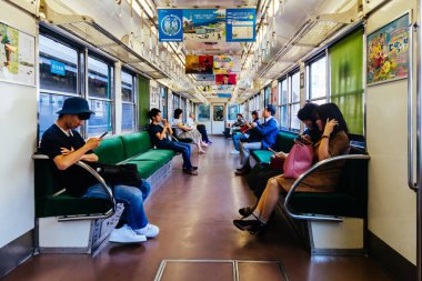 Kyoto, Japonya - 13 Mayıs 2019: Kyoto, Japonya 'daki Sanjo Tren İstasyonu yakınlarındaki bir trende insanlar