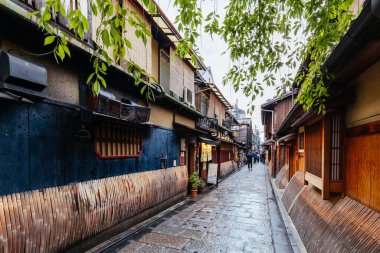 KYOTO, JAPONYA - 14 Mayıs 2019: Japonya 'nın Kyoto kentindeki Higashiyama bölgesinde, Shirakawa Yolu' nun etrafındaki güzel geleneksel sokak manzarası