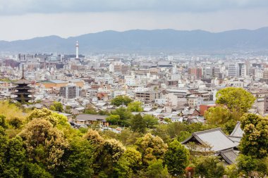 Japonya'da bir bahar öğleden sonra Higashiotani Mezarlığı Kyoto şehir manzarası