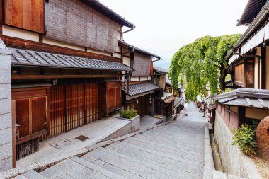 KYOTO, JAPONYA - 14 Mayıs 2019: Japonya 'nın Kyoto kentindeki Higashiyama bölgesinde gün boyunca güzel geleneksel sokak manzarası