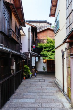 KYOTO, JAPONYA - 14 Mayıs 2019: Japonya 'nın Kyoto kentindeki Higashiyama bölgesinde gün boyunca güzel geleneksel sokak manzarası