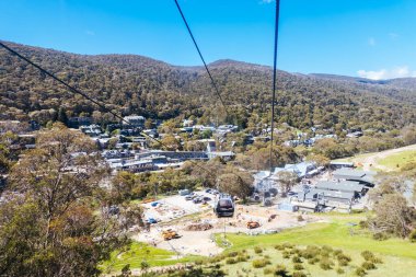THREDBO, AUSTRALIA - 15 Aralık 2023: Thredbo 'da dağ bisikleti yaz sezonu başkanları Karlı Dağlar, Yeni Güney Galler, Avustralya' da sıcak bir yaz günü