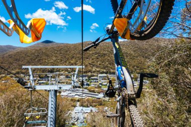 THREDBO, AUSTRALIA - 15 Aralık 2023: Thredbo 'da dağ bisikleti yaz sezonu başkanları Karlı Dağlar, Yeni Güney Galler, Avustralya' da sıcak bir yaz günü