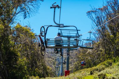 THREDBO, AUSTRALIA - 15 Aralık 2023: Thredbo 'da dağ bisikleti yaz sezonu başkanları Karlı Dağlar, Yeni Güney Galler, Avustralya' da sıcak bir yaz günü