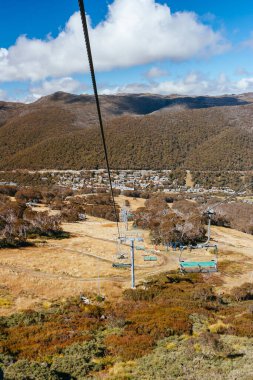 Thredbo 'da yaz mevsimi için dağ bisikleti başkanları Karlı Dağlar, Yeni Güney Galler, Avustralya' da ılık bir yaz gününde