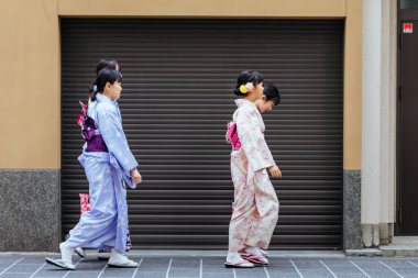 KYOTO, JAPONYA - 14 Mayıs 2019: Japonya 'da sıcak bir bahar gününde Kyoto sokaklarında kimonolu genç bayanlar